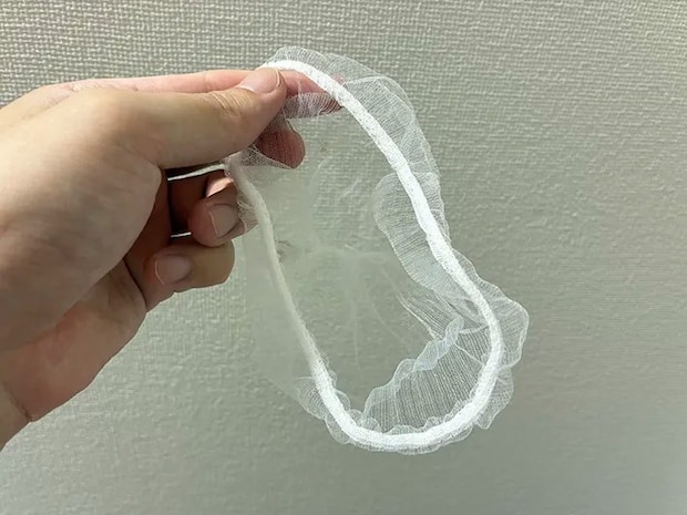ホコリが中に入った水切りネット（撮影：grapeライフハック編集部）