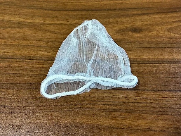 机に置かれた水切りネット（撮影：grapeライフハック編集部）