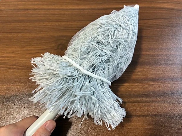 ハンディモップの先端にかぶせた水切りネット（撮影：grapeライフハック編集部）
