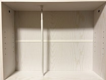 本棚につっぱり棒を『縦向き』に設置　収納に役立つアイディアが「安定感抜群」