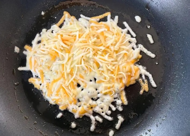 チーズをフライパンにいれた画像（撮影：エニママ）