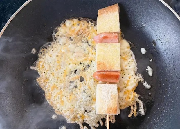 食パンとウインナーを刺した竹串をチーズの上に乗せた画像（撮影：エニママ）