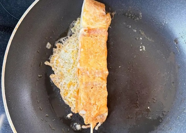 チーズを巻き付けている画像（撮影：エニママ）
