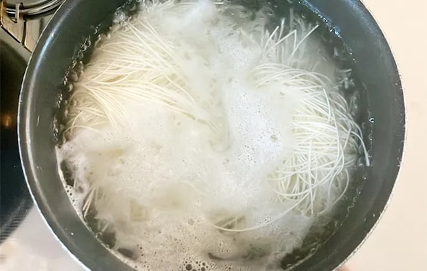 そうめんをゆでている画像（撮影：エニママ）