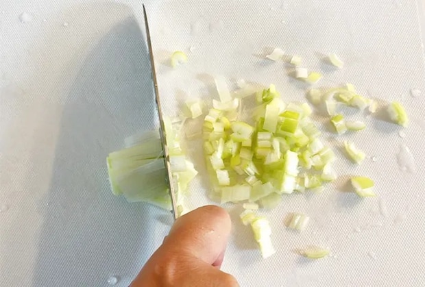 長ネギをみじん切りにしている画像（撮影：エニママ）