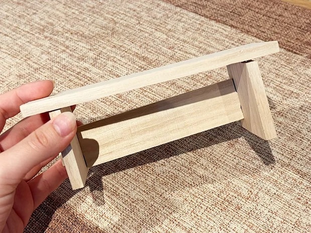 組み立てた木製ディスプレイスタンド（撮影：grapeライフハック編集部）