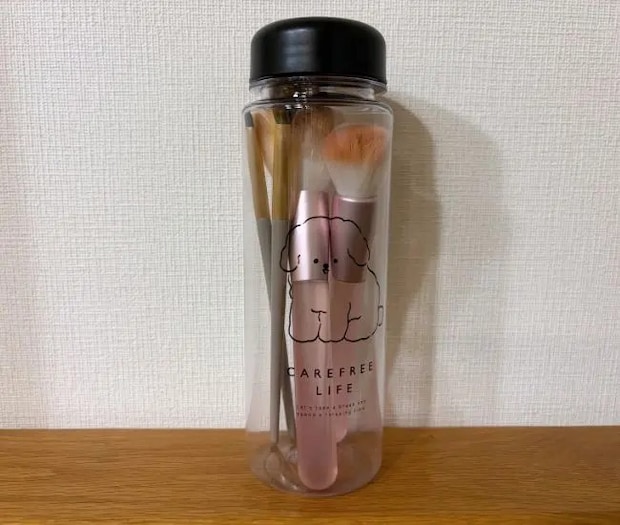 メイクブラシを収納した様子（撮影：grapeライフハック編集部）