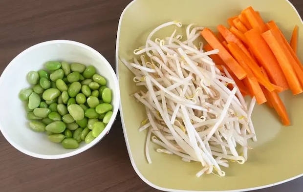 剥いた枝豆ともやしと切ったにんじんの画像（撮影：エニママ）