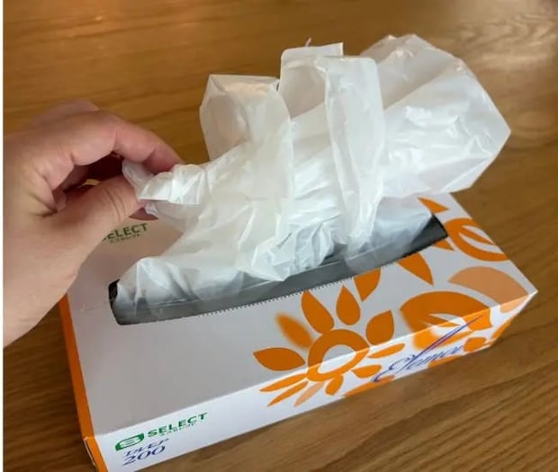 持ち手に通している様子（撮影：grapeライフハック編集部）