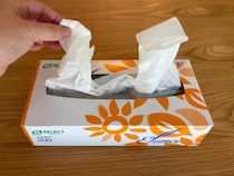 ティッシュの空き箱にビニール袋を連結させると…　ティッシュみたいに取り出せる収納に「試して感動」