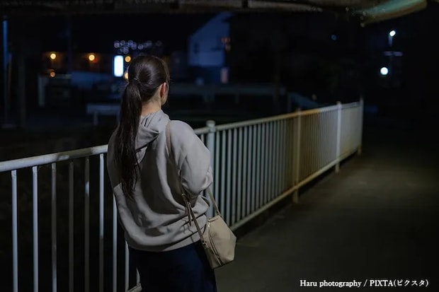 夜道を歩く女性