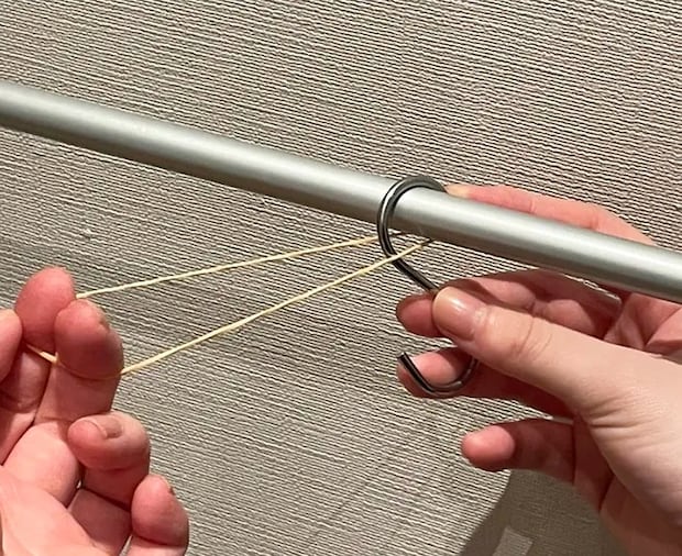 輪ゴムをS字フックに引っかける写真（撮影：grapeライフハック編集部）