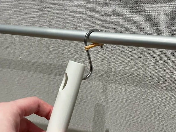 S字フックにかけた掃除道具を取ろうとする写真（撮影：grapeライフハック編集部）