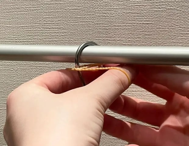 S字フックに輪ゴムを巻く写真（撮影：grapeライフハック編集部）