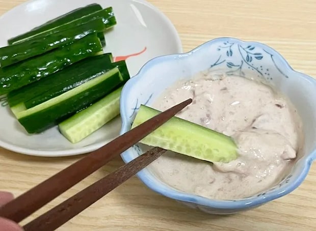 キュウリを『梅ヨーグルトディップ』につけて食べる写真（撮影：grapeフード編集部）