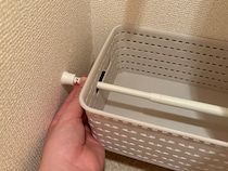 バスケットにつっぱり棒を通すだけ！　トイレの収納スペースが増えて、掃除もラクになった