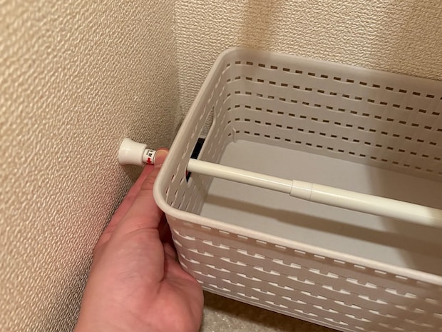 バスケットにつっぱり棒を通すだけ！　トイレの収納スペースが増えて、掃除もラクになった