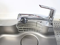 洗ったペットボトル、シンクで倒れてない？　セリアの吸着シートを壁に貼ったら「ピタッと解決」【活用法4選】