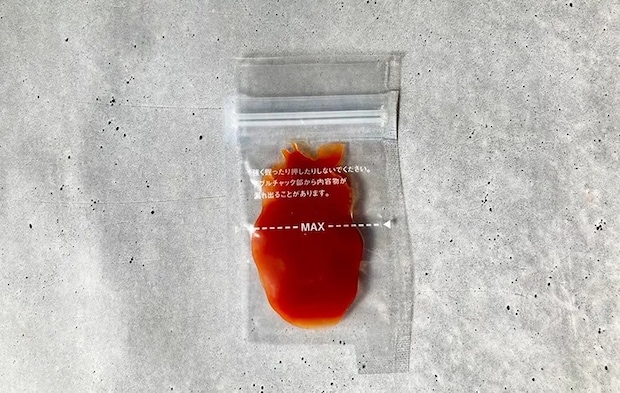 ケチャップを入れたチャック付き調味料用小分け袋の画像（撮影：エニママ）