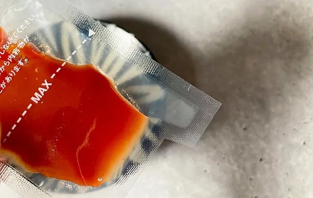 ケチャップを入れたチャック付き調味料用小分け袋の画像（撮影：エニママ）