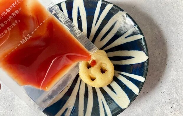 ケチャップをポテトにかける画像（撮影：エニママ）