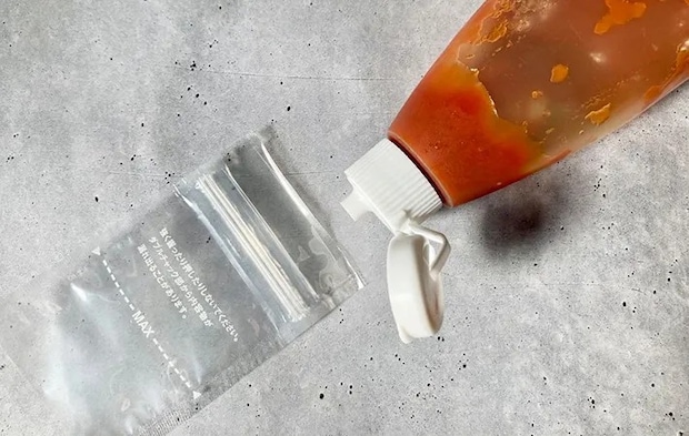 チャック付き調味料用小分け袋とケチャップの画像（撮影：エニママ）