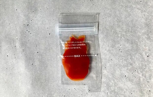 ケチャップを入れたチャック付き調味料用小分け袋の画像（撮影：エニママ）