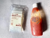 「ケチャップを少しだけ持ち歩きたい」　無印の『小分け袋』を使ってみると？