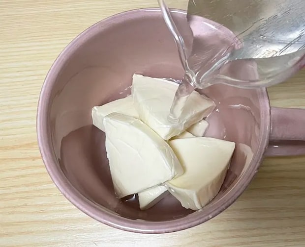 『チーズデザート6P瀬戸内レモン』に水を注ぐ写真（撮影：grapeフード編集部）