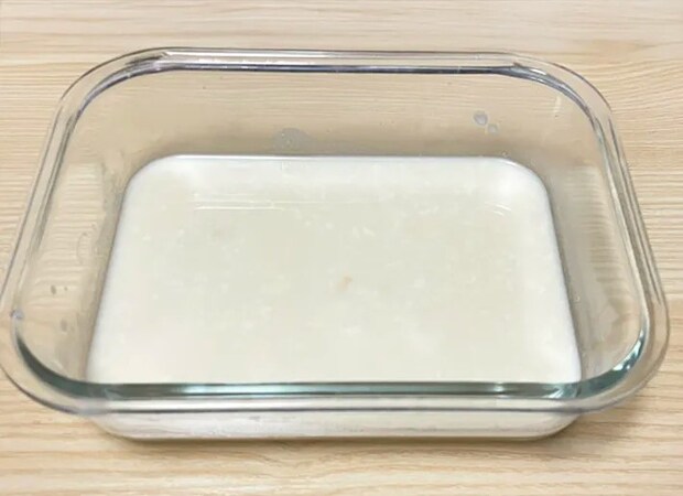 『チーズデザート6P瀬戸内レモン』を水、砂糖と混ぜて容器に入れた写真（撮影：grapeフード編集部）