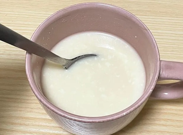 『チーズデザート6P瀬戸内レモン』と水を加熱して混ぜた写真（撮影：grapeフード編集部）