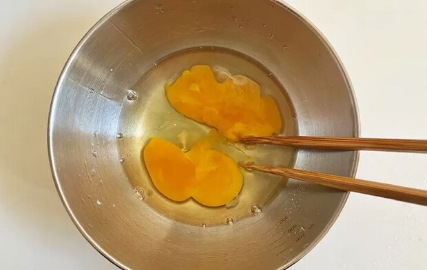 ボウルに卵を入れる画像（撮影：エニママ）