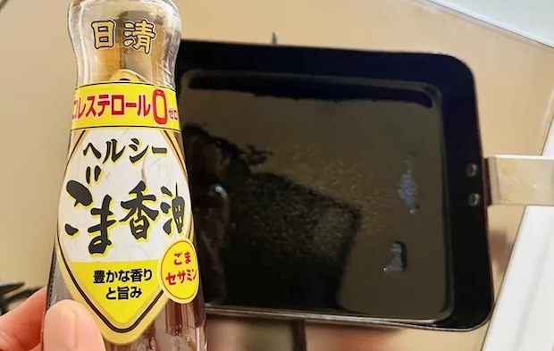 玉子焼き器にごま油を引いた画像（撮影：エニママ）