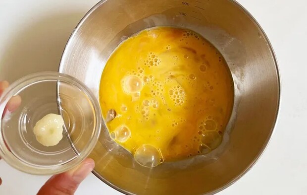 ボウルにニンニクチューブを加える画像（撮影：エニママ）