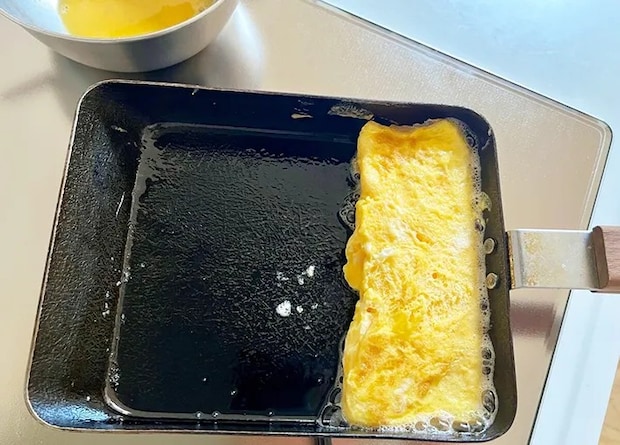 玉子焼きの形を整える画像（撮影：エニママ）