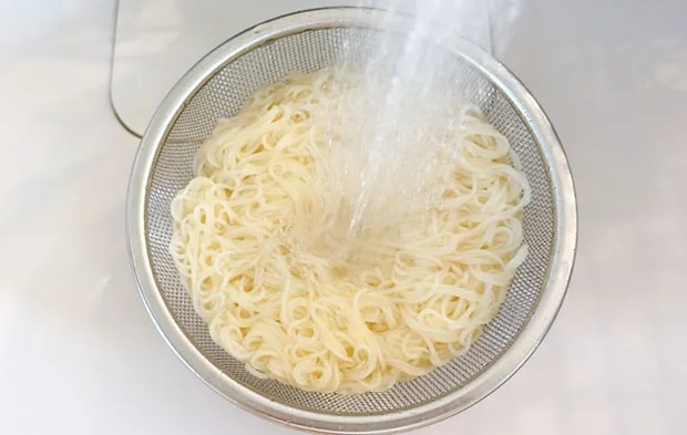 そうめんを流水で洗っている画像（撮影:エニママ）