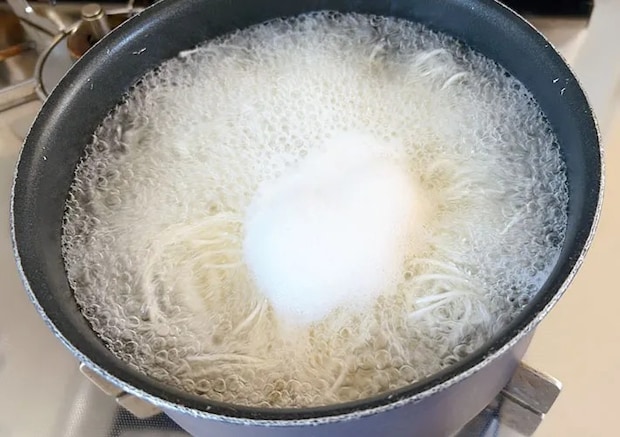 そうめんをゆでているの画像（撮影:エニママ）