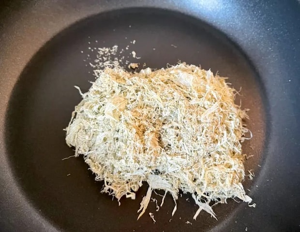 とろろ昆布をフライパンに入れた画像（撮影：エニママ）
