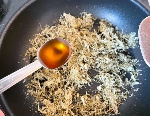 とろろ昆布にごま油を加える画像（撮影：エニママ）