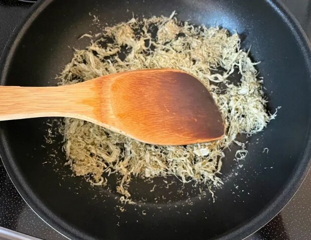 とろろ昆布木べらで崩している画像（撮影：エニママ）