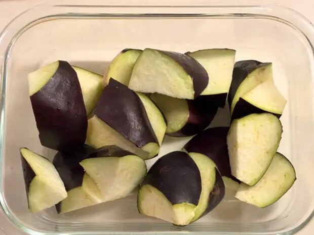 【5分で完成】レンチンして和えるだけ！　「ナス×キムチ」の簡単副菜が暑い日に助かる