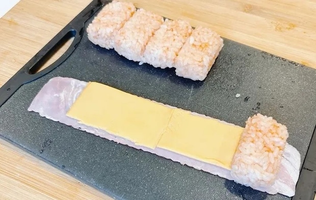 『ベーコンチーズおにぎり』を作る写真（撮影：キジカク）