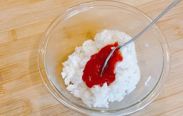 『ベーコンチーズおにぎり』を作る写真（撮影：キジカク）