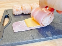 ベーコンとチーズでご飯を巻くと？　「5個があっという間に消えた」絶品おにぎりアレンジ