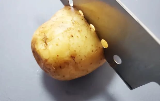 十字の切りこみを入れているところ（撮影：エニママ）