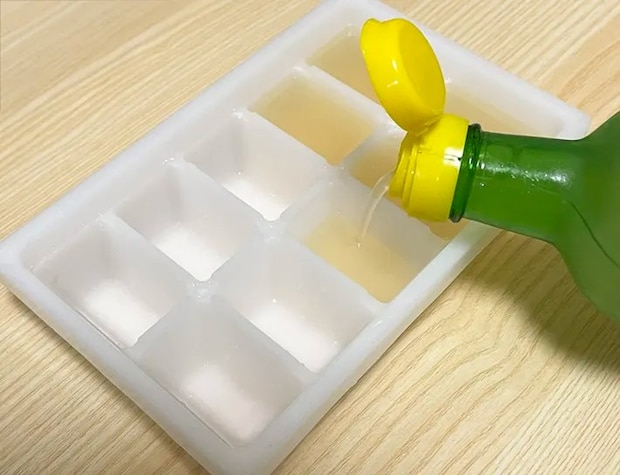 ポッカレモンを製氷皿に入れる写真（撮影：grapeフード編集部）