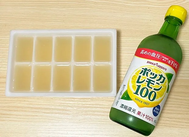 製氷皿に入れたポッカレモンの写真（撮影：grapeフード編集部）