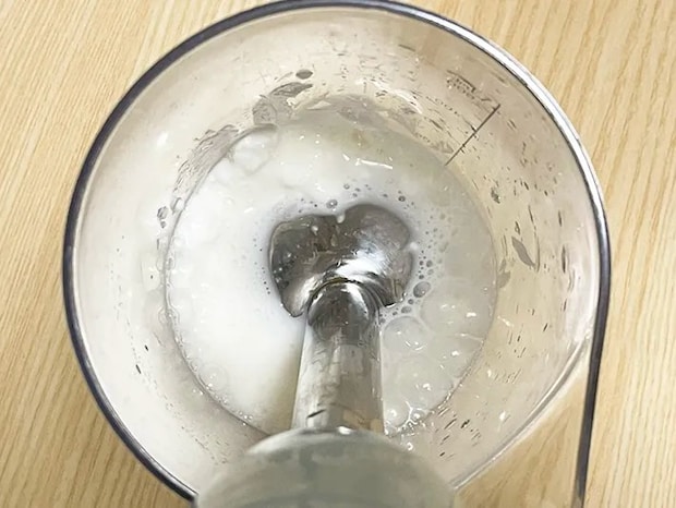 スムージーの材料をミキサーにかける写真（撮影：grapeフード編集部）