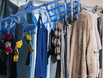 梅雨時の部屋干し、カーテンレールにかけてもいい？　東京ガスが教える「正解」は…