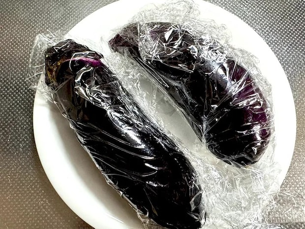 ラップに包んだナス（撮影：grapeフード編集部）